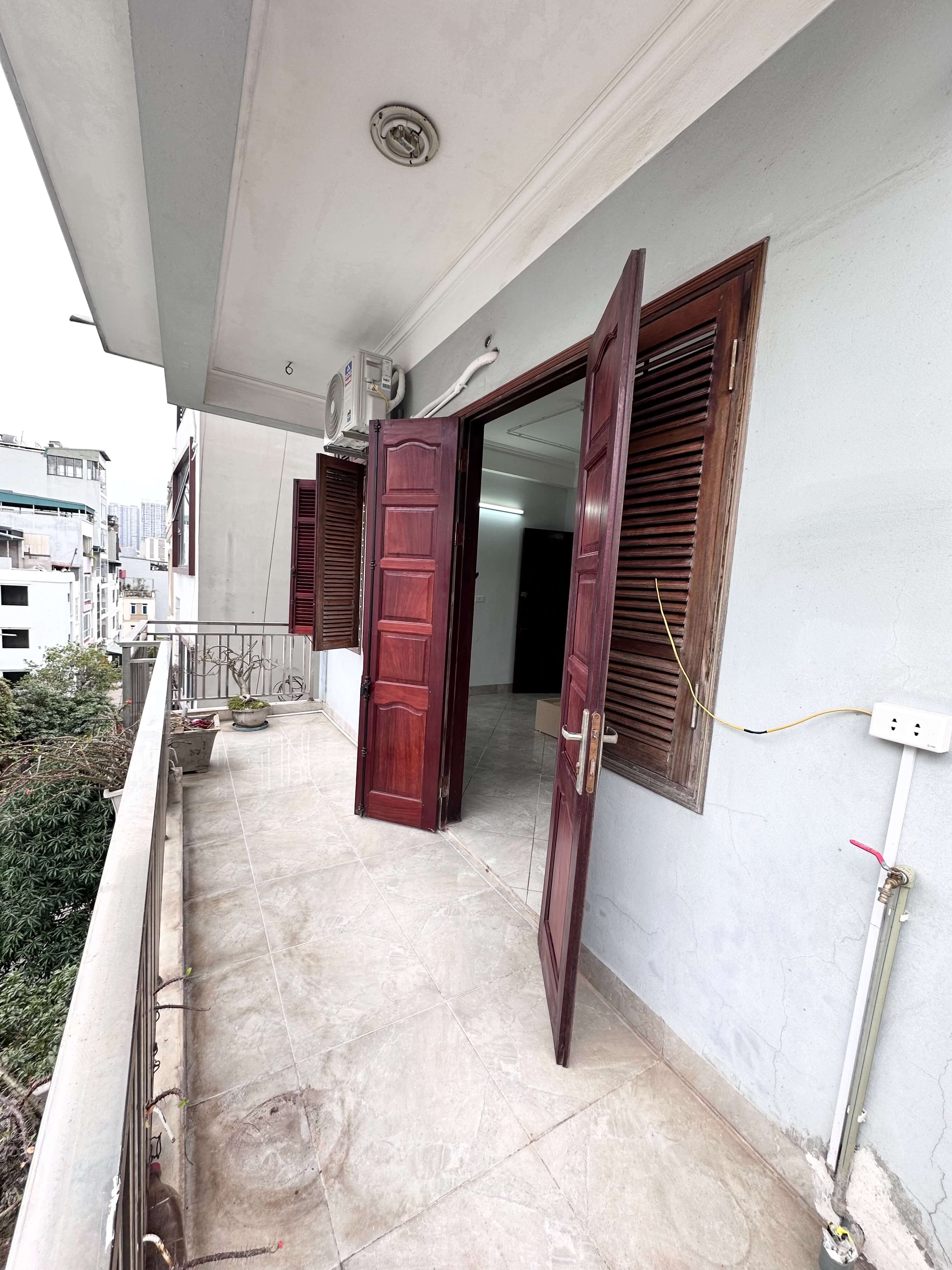 R501 Studio GHTN26