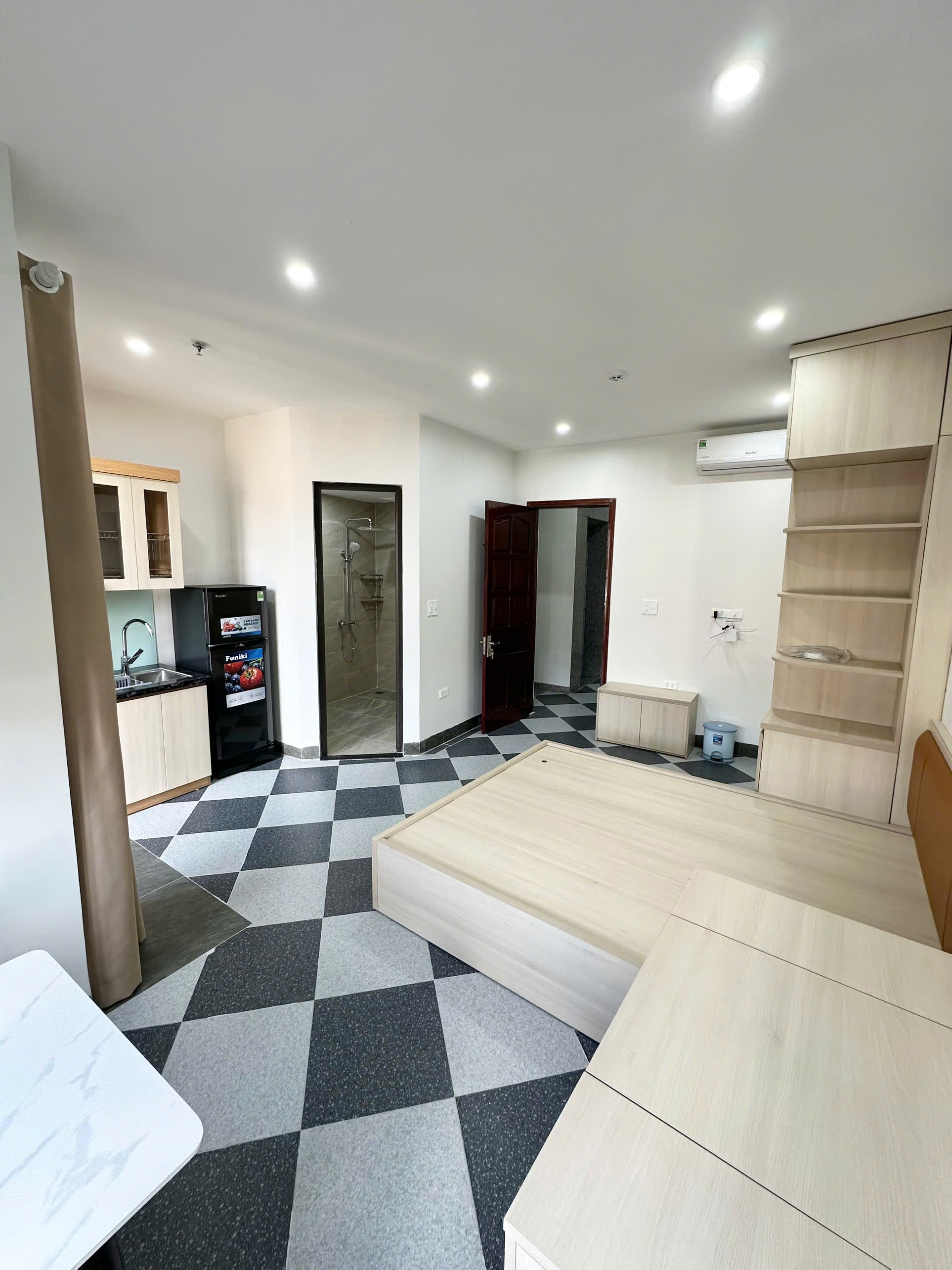 R401 Studio GHTN27